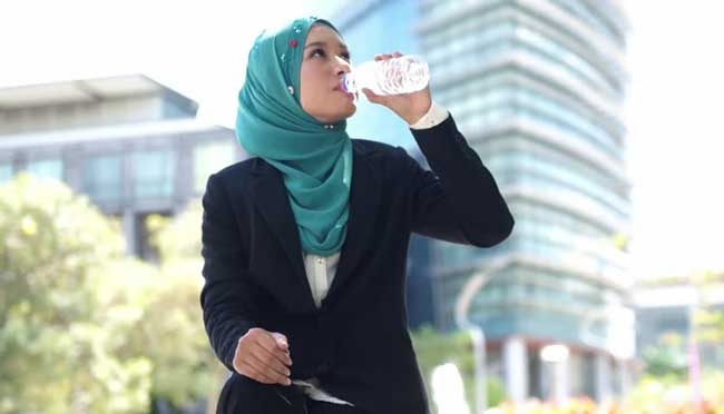 Musim Pancaroba, Lebih Baik Minum Air Hangat atau Dingin?